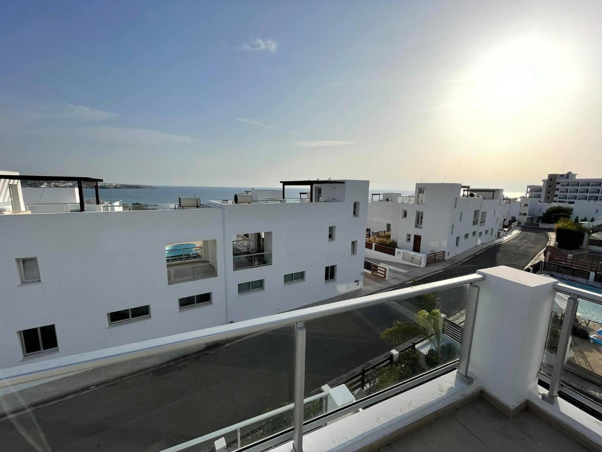 Sunny Breeze In A Prime Spot Near Everything Villa